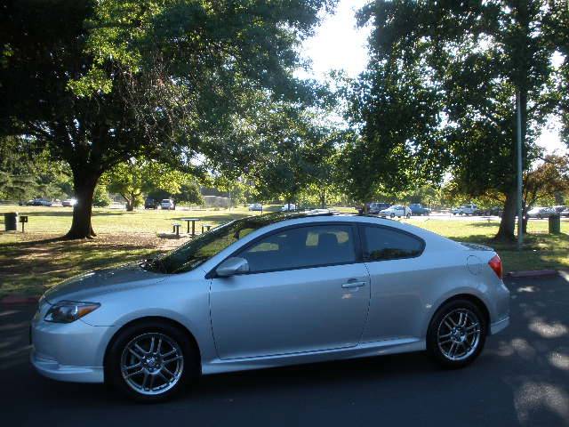 Scion tC 2005 photo 1