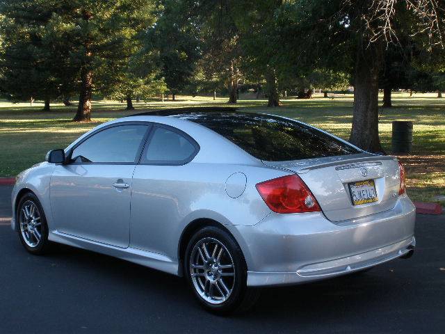 Scion tC 2005 photo 2