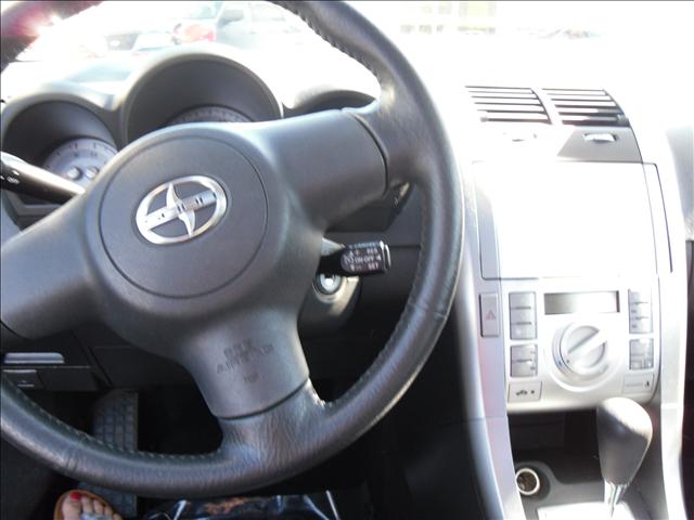 Scion tC 2005 photo 2