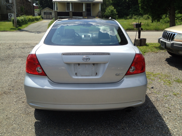 Scion tC 2005 photo 2