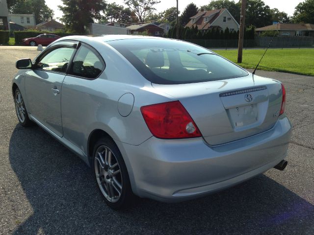 Scion tC 2005 photo 1
