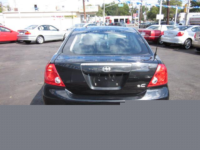 Scion tC 2005 photo 2