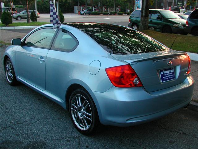 Scion tC 2005 photo 2