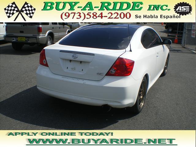 Scion tC 2005 photo 2