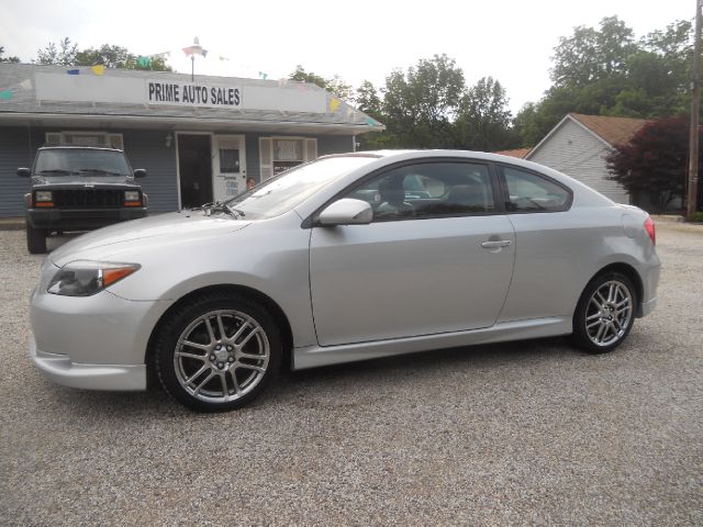 Scion tC 2005 photo 1