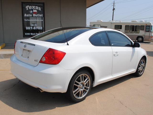 Scion tC 2005 photo 1