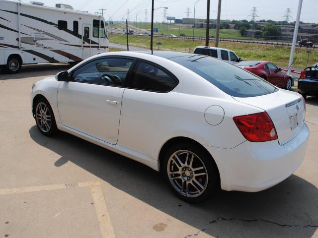 Scion tC 2005 photo 2