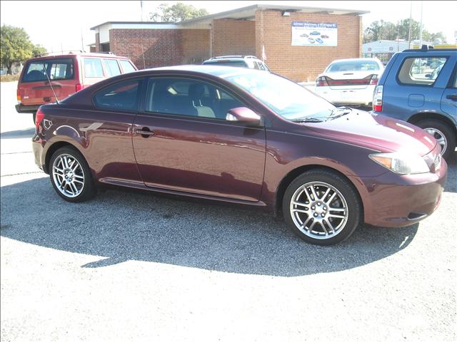 Scion tC 2005 photo 2
