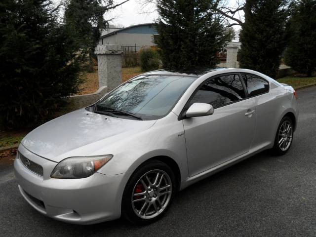 Scion tC 2005 photo 2
