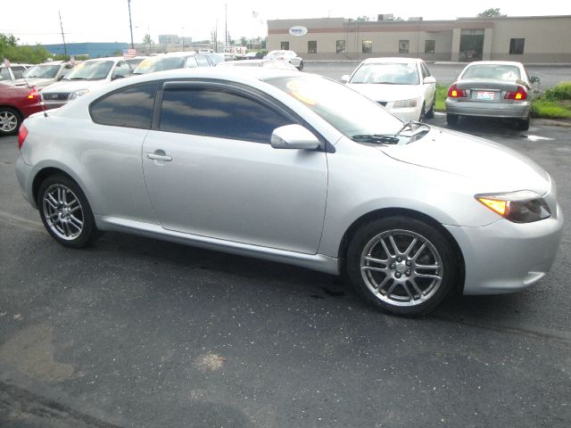 Scion tC 2005 photo 2