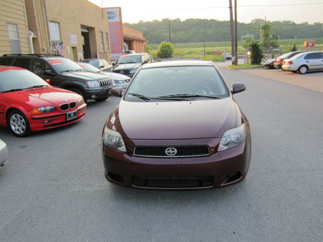 Scion tC 2005 photo 2