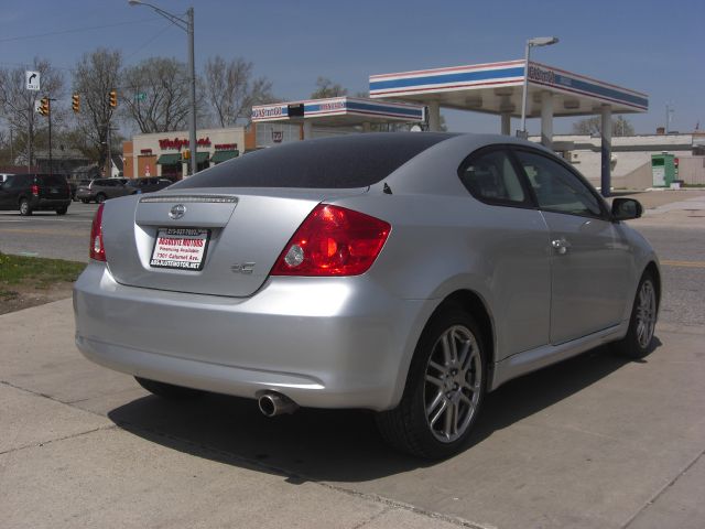 Scion tC 2005 photo 2