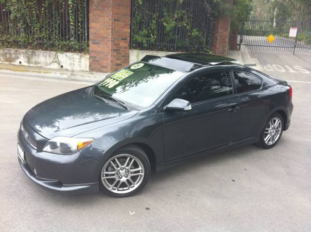 Scion tC 2005 photo 2