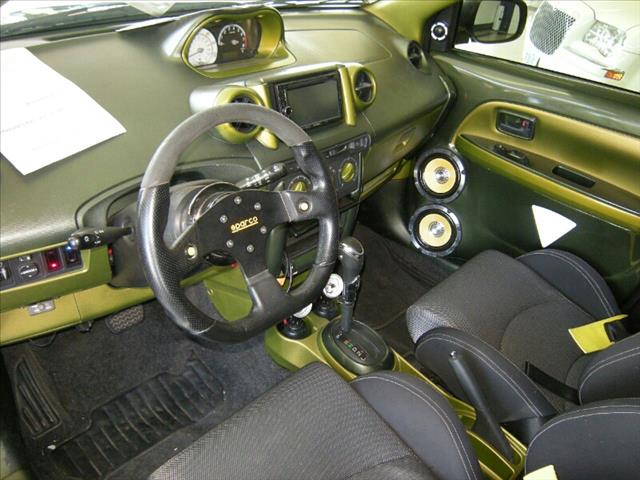 Scion xA 2004 photo 2