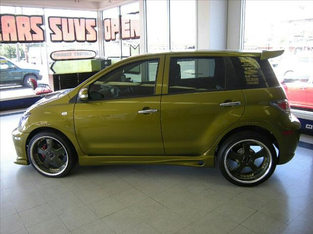 Scion xA 2004 photo 4