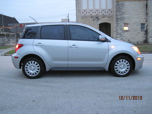 Scion xA 2004 photo 1