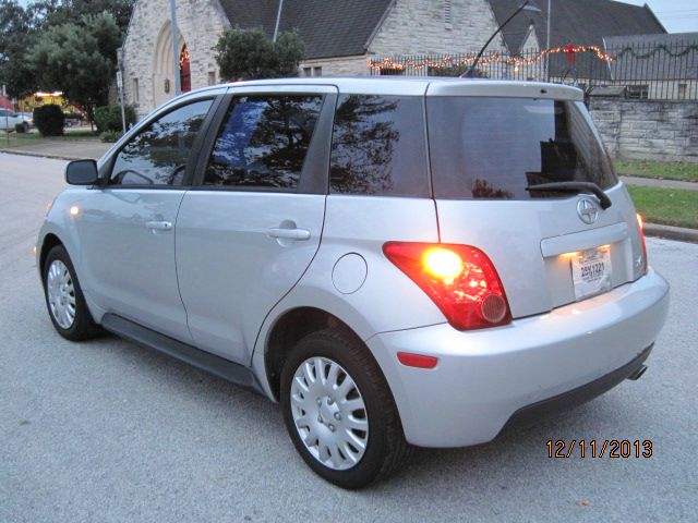 Scion xA 2004 photo 2