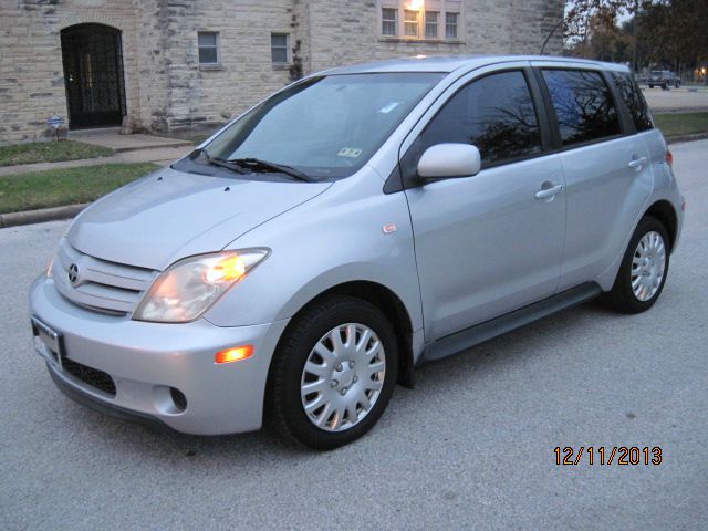 Scion xA 2004 photo 3