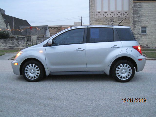 Scion xA 2004 photo 4