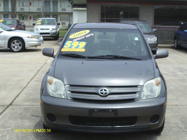 Scion xA 2004 photo 1