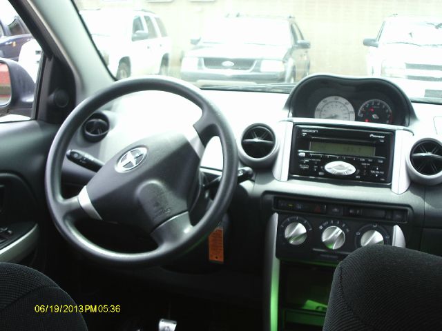 Scion xA 2004 photo 2