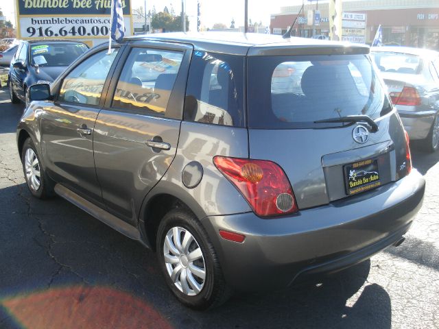 Scion xA 2004 photo 1