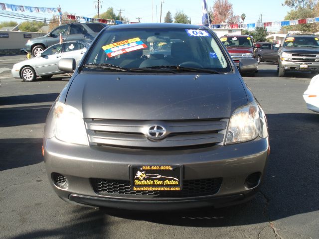 Scion xA 2004 photo 2