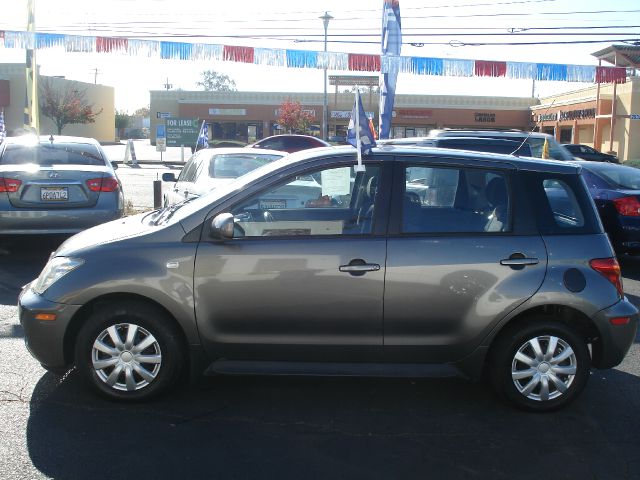 Scion xA 2004 photo 3