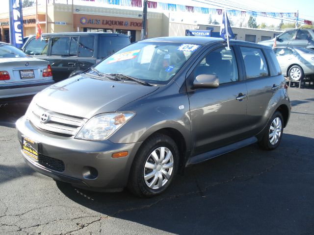 Scion xA 2004 photo 4