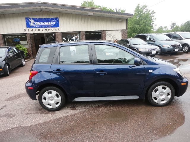 Scion xA 2004 photo 2