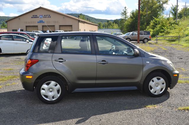 Scion xA 2005 photo 2