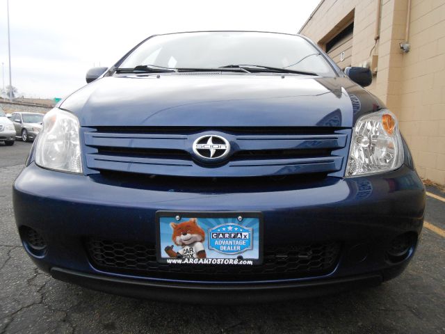 Scion xA 2005 photo 2