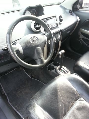 Scion xA 2005 photo 2