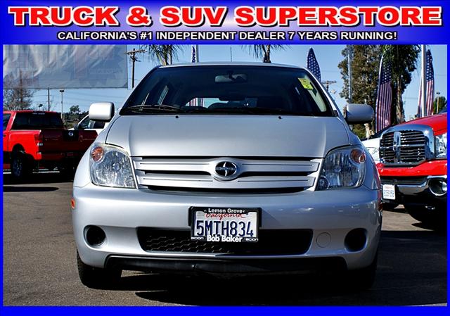 Scion xA 2005 photo 1