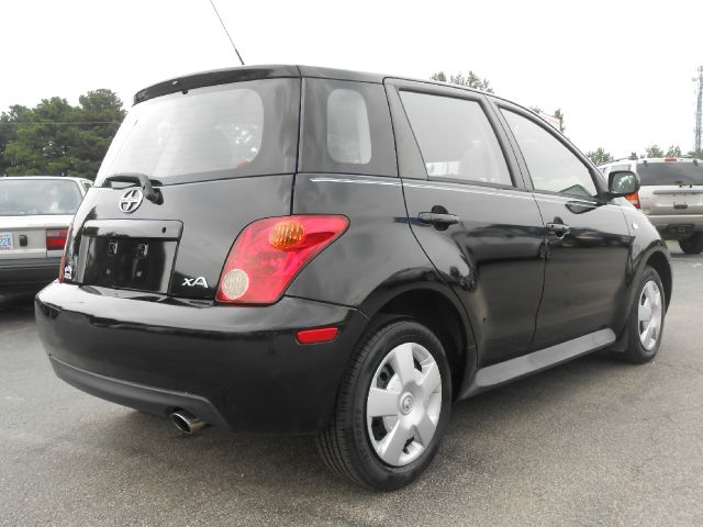 Scion xA 2005 photo 3