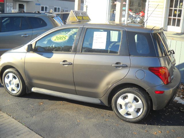 Scion xA 2005 photo 1