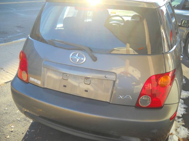 Scion xA 2005 photo 2