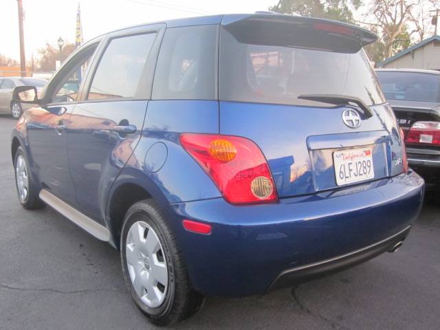 Scion xA 2005 photo 1