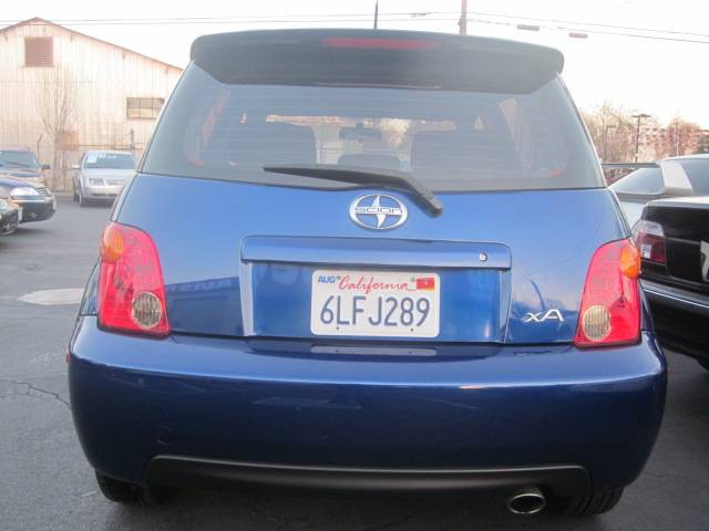 Scion xA 2005 photo 2