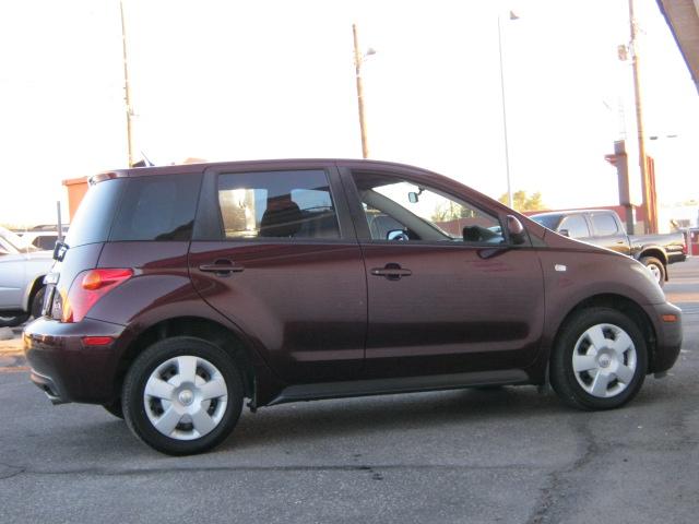 Scion xA 2005 photo 2