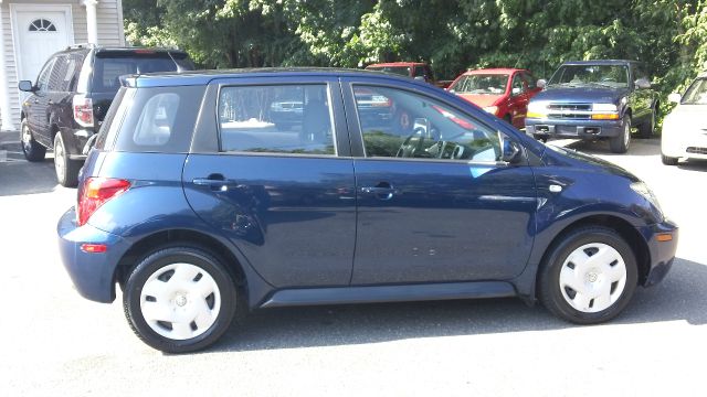Scion xA 2005 photo 3
