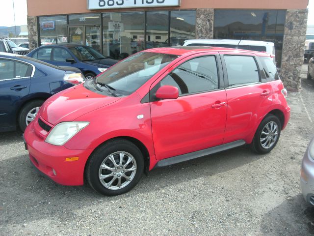 Scion xA 2005 photo 2