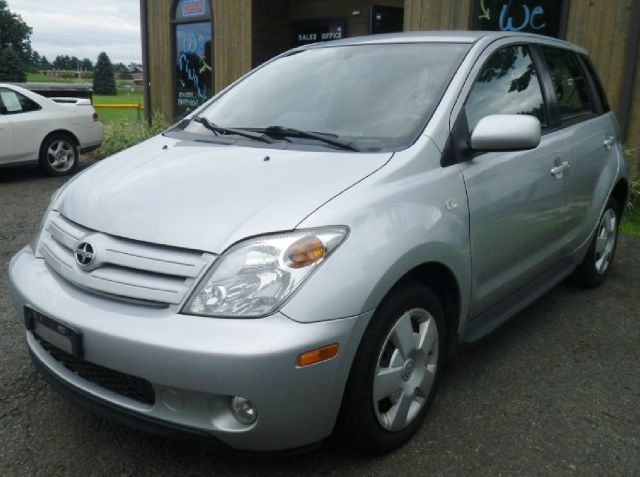 Scion xA 2005 photo 2