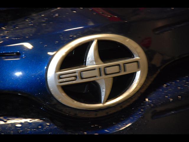 Scion xA 2005 photo 1