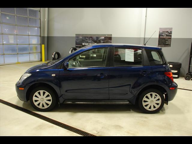 Scion xA 2005 photo 2