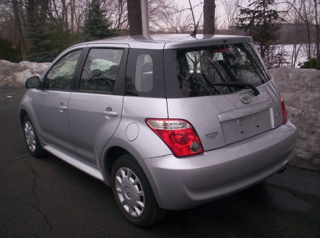 Scion xA 2006 photo 2