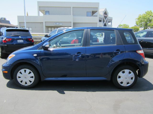 Scion xA 2006 photo 2
