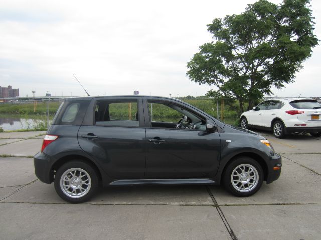 Scion xA 2006 photo 1