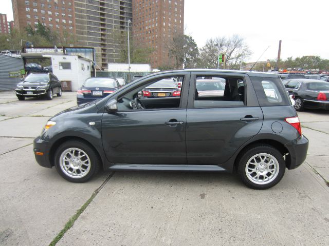 Scion xA 2006 photo 2