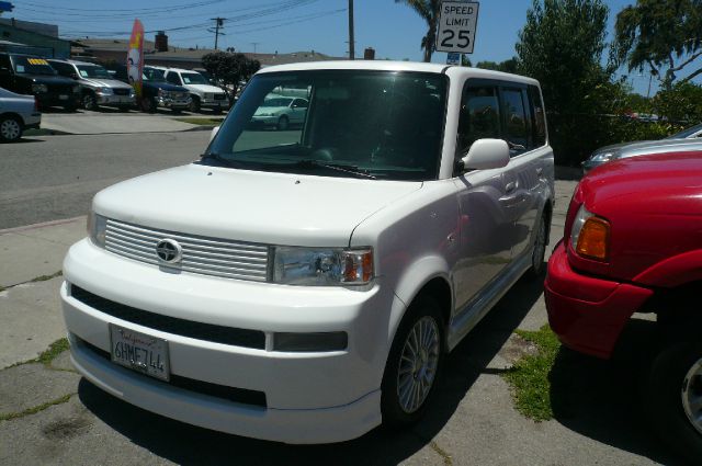 Scion xB 2004 photo 1